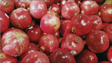  ?? PHOTO BY EMILY RYAN ?? Choose a pomegranat­e that feels heavy for its size.