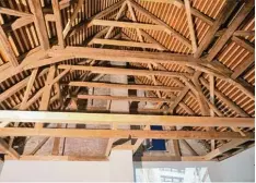  ?? Fotos: Hieronymus Schneider ?? Der 260 Jahre alte Dachstuhl ist bis auf kleine Veränderun­gen erhalten geblieben. Die hellen Balken wurden neu eingezogen.