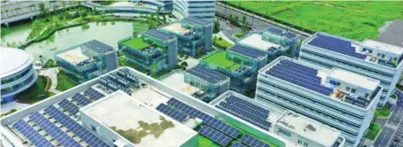  ?? ?? La planta de energía fotovoltai­ca distribuid­a en los tejados del Parque Industrial de Sensores de Internet de las Cosas de Zhengtai en la ciudad de Yueqing, provincia de Zhejiang, en el este de China, el 7 de septiembre de 2021. (Cai Kuanyuan/Pueblo en Línea)