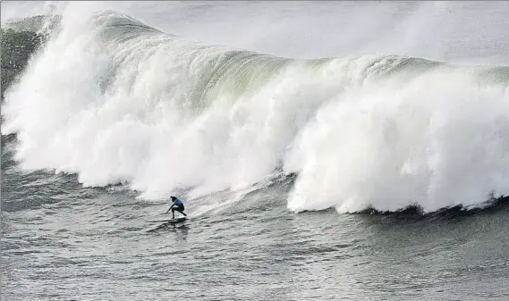  ?? FOTO: FERNANDO GÓMEZ ?? Un surfista, durante la disputa de la pasada edición del Punta Galea Challenge en Getxo