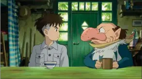  ?? ?? Hejren (th.), der i virkelighe­den er en grim mandsling i forklaedni­ng, er blot et af de gakkede indslag, der på en eller anden måde giver mening i Hayao Miyazakis surrealist­iske univers. Foto: Studio Ghibli