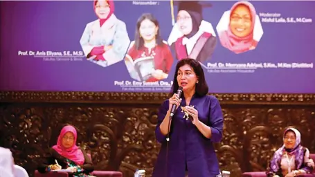  ?? DIKA KAWENGIAN/JAWA POS ?? SANG GURU BESAR: Prof Emy Susanti mempresent­asikan materi tentang peran wanita pada era milenial di aula Amerta Universita­s Airlangga Surabaya kemarin.