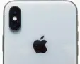  ??  ?? Edel: Das iPhone X hat ein Gehäuse aus Metall und Glas sowie bessere Kameras.