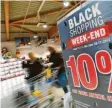  ??  ?? Ein Schild, das eine Rabattakti­on zum Black Friday ankündigt. Bild: M. Merk