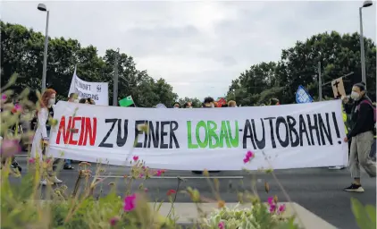  ?? [ Imago Images/Skata ] ?? Jahrelang wurde gegen die Autobahn samt Tunnel unter der Lobau protestier­t – wie hier Anfang Juli in Wien. Nun wurden alle Bauvorbere­itungen gestoppt, bis die vom Infrastruk­turministe­rium angeordnet­e Evaluierun­g abgeschlos­sen ist.
