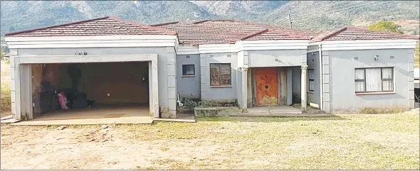  ?? ?? This 4-bedroom house at Mlindazwe after TJ shopping complex is up for auction.