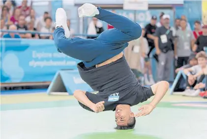  ?? REUTERS ?? Broly. Mariano Carabajal (Río Negro), en Buenos Aires 2018: plata en breakdance con la italiana Lexy.