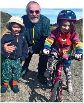  ?? ?? TRIAL SUCCESS: Robin Edwards, 66, with his two grandchild­ren
