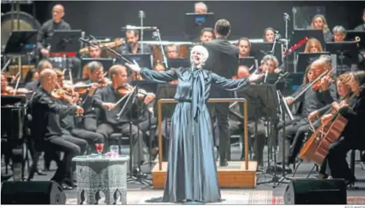  ?? JESÚS MARÍN ?? La intérprete Pasión Vega, junto con la Real Orquesta Sinfónica de Sevilla dirigida por Fernando Velázquez, anoche en el Gran Teatro Falla.