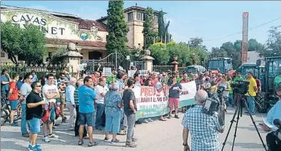  ?? UNIÓ DE PAGESOS ?? Los viticultor­es se manifestar­on ante las bodegas de Henkell-freixenet