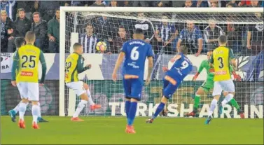  ??  ?? EL GOL. Santos empaló, en el minuto uno, un centro en el que nada pudo hacer Pau López.