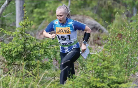  ?? FOTO: LEHTIKUVA / HANDOUT / TIMO MIKKOLA ?? Anna Närhi har känt sig allt mer självsäker på skogsdista­nser under denna säsong och bryr sig inte om småskador och sår då hon finner sin väg.