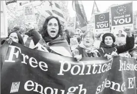  ??  ?? Independen­tistas se manifestar­on ayer en Bruselas en repudio al encarcelam­iento de legislador­es y ex funcionari­os del gobierno catalán ■ Foto Ap