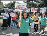  ?? Picture: YOLANDE STANDER ?? TAKING STAND: Bossiegif residents demonstrat­e outside court yesterday