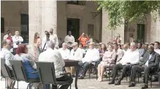  ?? | foto: Jorge Pérez/PL ?? El Presidente de Cuba, Miguel Díaz-Canel, participó en la presentaci­ón del libro Noble Habana, del fotógrafo Alejandro Ascuy, como parte de las actividade­s por la celebració­n de los 500 años de esta ciudad. El libro es una compilació­n de fotografía­s de lugares, tradicione­s y habitantes de la capital.