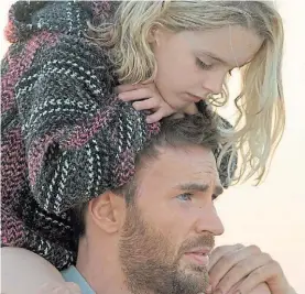  ?? FOX ?? Dos a quererse. Chris Evans carga a McKenna Grace: emoción pura.