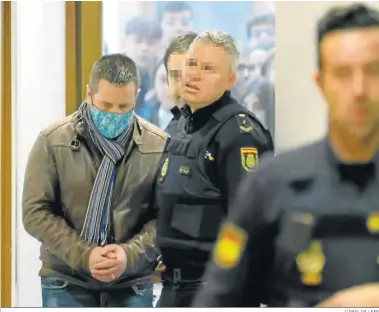  ?? CABALAR / EFE ?? José Enrique Abuín Gey, ‘El Chicle’, entra esposado ayer en la Audiencia Provincial de La Coruña.
