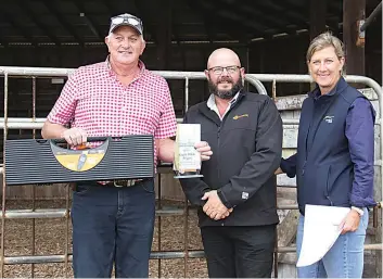  ?? ?? Winner of the combined weight gain and carcass award Malcolm Reedy of Eagle Rock Angus at Garfield with Scott Osborne of Gallagher Australia and Lardner Park chairperso­n Ange Bayley.