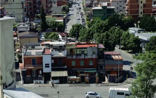  ??  ?? Periferia Torre Maura è un quartiere della Capitale che fa parte del VI Municipio, esteso lungo la via Casilina. La sera del 2 aprile oltre duecento residenti, spalleggia­ti da Casapound hanno inscenato una protesta violenta in strada (bruciando auto e innalzando barricate) dopo aver saputo che alcuni alloggi popolari sarebbero stati assegnati a rom