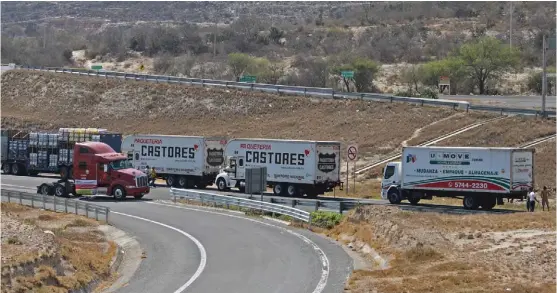  ?? AGENCIA ES IMAGEN ?? Estacionar­on tráileres en las laterales de la carretera por más de cuatro horas.