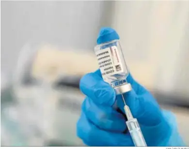  ?? JUAN CARLOS MUÑOZ ?? Una enfermera rellena un vial con la vacuna de Astrazenec­a en Los Bermejales.