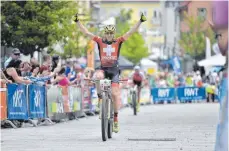  ?? FOTO: BERNARD MOSCHKON ?? Konny Looser ist beim Albstadt Bike Marathon am Samstag der Schnellste. Der Schweizer verweist Seriensieg­er Markus Kaufmann in 2:50.39,5 Stunden auf Platz zwei.