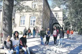  ??  ?? ■ Students strolling in front of the colonialer­a building of St Bede’s College in Shimla. It was originally establishe­d as a teachers’ training institute in 1904. DEEPAK SANSTA/HT