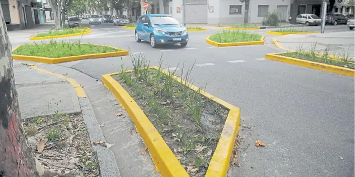  ?? FOTOS: LUCÍA MERLE. ?? Reducción. Así quedó la esquina de Moliere y Varela. Con los obstáculos en la vía, buscan evitar que los autos puedan acelerar.