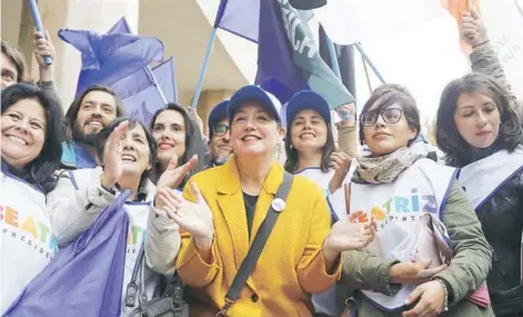  ?? FOTO: ATON ?? ►► Beatriz Sánchez ayer junto con adherentes de su campaña en Huerfanos con Ahumada .