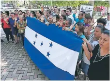  ??  ?? RESPUESTA. Copeco, bomberos y la Cruz Roja capacitaro­n a los miembros de estas organizaci­ones.