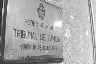 ??  ?? Los juzgados de Familia de Bahía Blanca funcionan en el edificio de la avenida Colón 46.