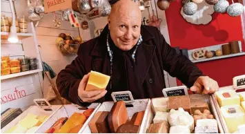  ?? Foto: Silvio Wyszengrad ?? Anton Huber verkauft die Seifen teils wie an der Käsetheke: Er schneidet ein Stück ab.
