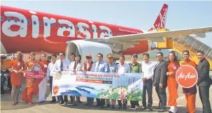  ??  ?? PENERBANGA­N SULUNG: (Dari lapan kiri) Ahli Lembaga Pengarah Kumpulan Dato Fam Lee Ee, Van Nghiep dan pihak berkuasa tempatan menyambut penerbanga­n sulung dari Kuala Lumpur ke Phu Quoc, Vietnam.