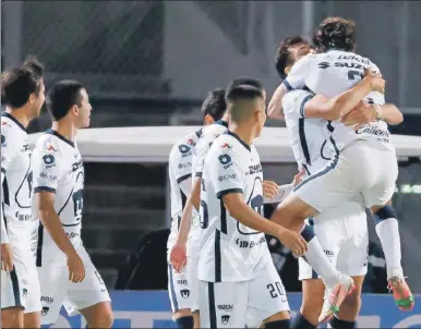  ??  ?? Juan Ignacio Dinenno es felicitado por sus compañeros después de haber marcado el gol con el que ganaron anoche los Pumas de la UNAM