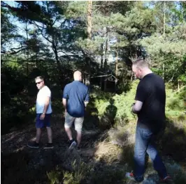  ?? FOTO: ANNA TORP KVASJORD ?? Skog: Skogen som ligger mellom lysthuset og KNA-veien er igjengrodd, og de tre Homborsund-fyrene mener det er ingen som bruker området, slik det er i dag.