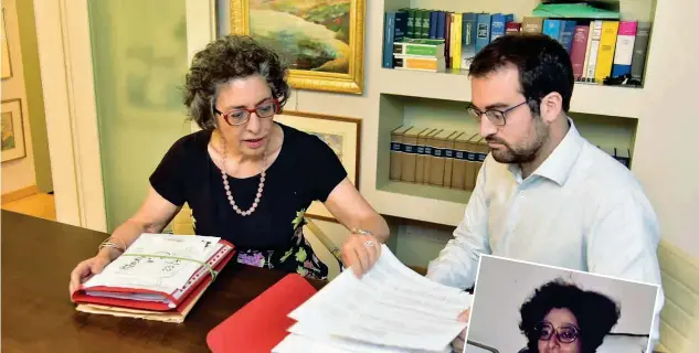  ?? (Lapresse) ?? Ieri e oggiA destra, nella foto grande, Nunzia Coppola Lodi, 64 anni, con il figlio Andrea Lodi, 33 anni. Nella foto piccola sono insieme poco dopo la sua nascita. All’epoca la madre faceva fatica a tenerlo in braccio per i dolori causati da una garza che le era stata lasciata nella pancia dopo l’intervento di parto cesareo