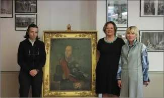  ?? (Photo Cyril Dodergny) ?? Christine Didier, Marie-José Rizzi, Stéphanie Jacquot et le général Partouneau­x – sans qui l’ouvrage autour duquel tourne l’exposition ne serait pas arrivé à Menton.