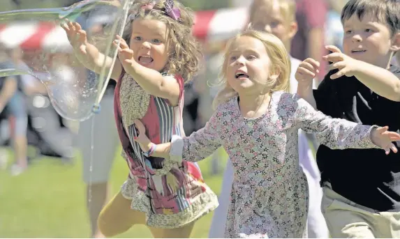  ?? Richard Swingler ?? > Children chase bubbles at Tafwyl at the weekend