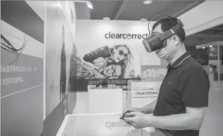  ?? Yuan chen / for china daily ?? A visitor checks out medical equipment using a virtual reality headset at a center in Boao Lecheng Internatio­nal Medical Tourism Pilot Zone in Qionghai, Hainan province, in April.