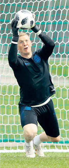  ??  ?? Auch Jordan Pickford, der 24-jährige Tormann des FC Everton, will mit der altenglisc­hen Tradition brechen und keine Fliegen fangen.