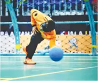  ??  ?? PEMAIN goalball negara Muhammad Amirul Ahmad beraksi menentang Laos sempena Para ASEAN Kesembilan di Pusat Pameran dan Dagangan Antarabang­sa Malaysia (MITEC) pada Ahad. -Gambar Bernama