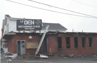  ??  ?? Les pompiers ont réussi à maîtriser les flammes qui attaquaien­t le Den vers 5h. Acadie Nouvelle: Sébastien Lachance