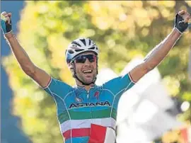  ?? CLAUDIO PERI / EFE ?? El campeón de Italia, Vincenzo Nibali, celebra su victoria en Como