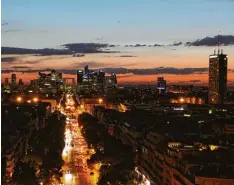  ?? Fotos: Simon Neidinger (3), französisc­he Flagge: Kay Nietfeld, dpa ?? Bei Nacht erstrahlt die französisc­he Hauptstadt und entfaltet einen besonderen Charme.