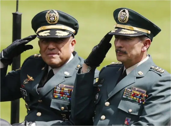  ??  ?? Nicacio Martínez (der.) saluda durante una ceremonia de toma de posesión de nuevos comandante­s, en Bogotá, en diciembre del 2018.