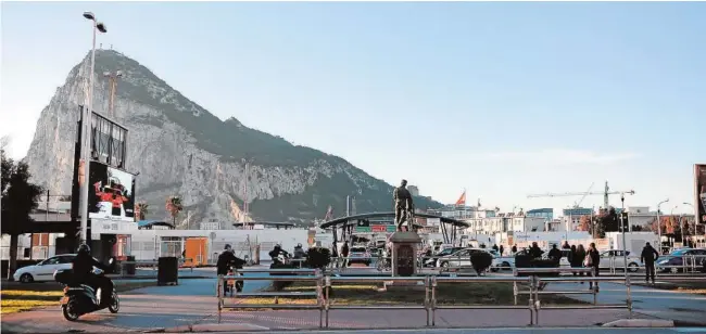  ?? ABC ?? La frontera de Gibraltar es atravesada cada día por miles de personas