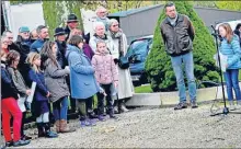  ??  ?? Les enfants étaient associés à la cérémonie à Montaigu de Quercy