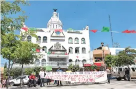  ?? JORGE MARTÍNEZ ?? Los inconforme­s se manifestar­on en la presidenci­a municipal