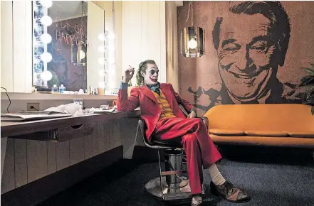  ?? [ Warner Bros.] ?? Bei aller Empathie bleibt der angehende Joker auf tragische Weise jämmerlich: Joaquin Phoenix als Arthur Fleck.