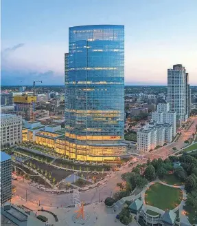  ?? JON ELLIOTT/MKE DRONES ?? Northweste­rn Mutual’s new Tower and Commons is among the winners of the Mayor’s Design Awards.